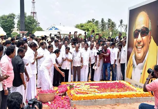 TAMILNADU FORMER CM Jayalalithaa OF true believer WHO THE PERSONS EPS AND OPS 
